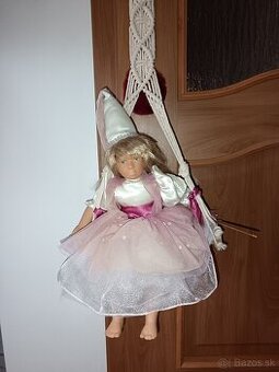 Porcelánová bábika.