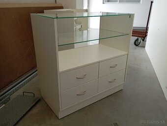 Presklená predajná skrinka so zásuvkami a policou – biela, e