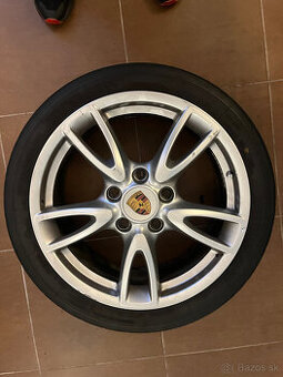 Predam kolesa Carrera IV z Porsche 911 997