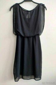 Čierne šifónové šaty s kamienkami a puzdrovou sukňou (F&F) - 1