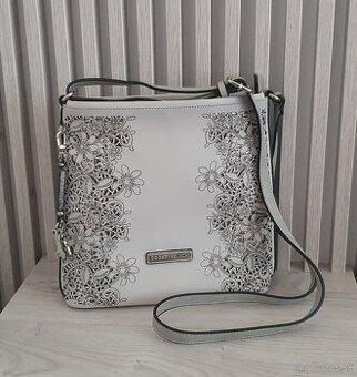 Nová kabelka s vypaľovaným vzorom