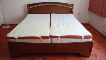 Manželská posteľ a komoda z masívu