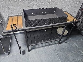 Predám zahradny gril na drevené uhlie.