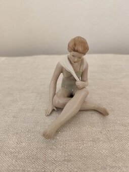 Royal dux dievča v plavkách porcelánová soška