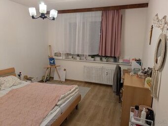 Voľná izba v 3-izbovom byte s dievčatami