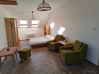 Piešťany, pri Hotelovej akadémii: veľká izba 30 m2, rodinný