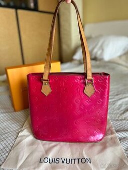 Rúžova kabelka Louis Vuitton