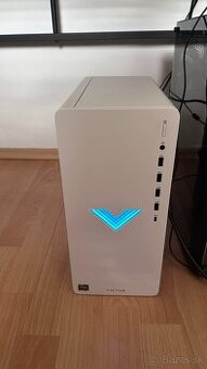 Počítač + monitor a klávesnica