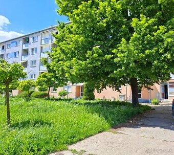 Prenájom slnečný 2-izbový TEHLOVÝ byt s loggiou, nezariadený - 1