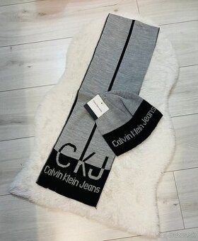 Zimny set ciapka a šal Calvin klein