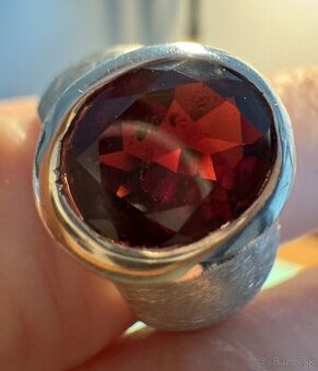 Masívny strieborný prsteň 925 s granátom