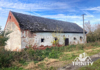 Na predaj orná pôda s hospodárskym skladom pri obci Bardoňov