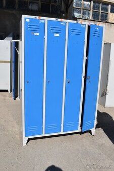 4-dverová šatníková skriňa s dlhými dverami a nožičkami