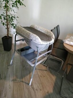 Prebaľovací pult s vaničkou