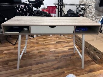 Pracovný stôl
