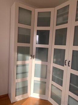 Rohový diel ikea biely s dvierkami a vnútornými komponentmi