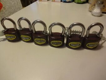 3ks-visiace zamky na jeden rovnaky kluc