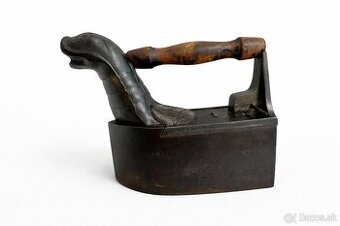 Stará masivní litinová žehlička s komínem – originál, atyp,