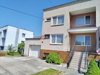 Predaj: Dom s pozemkom 368 m2 v Príbovciach Zariadený
