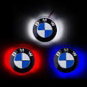 Nový svietiaci BMW emblém ma kapotu a kufor auta, alebo klas