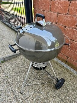 Predám gril Weber Master-Touch so zliatinovou panvicou Weber