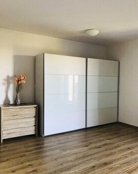Pokojné bývanie pri lese a jazere – 1-izbový apartmán v Rezi