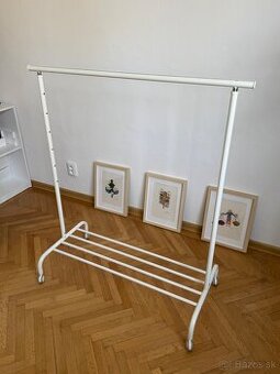 Vešiak na šaty Ikea Rigga, štender