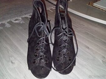 Mikina, bunda, klobúky, čiapka, topanky