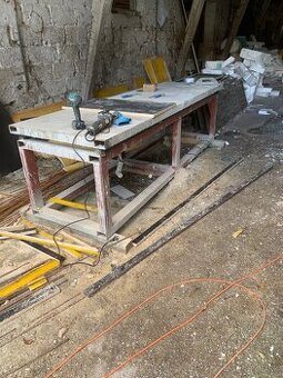 Vybračný stôl a formy na betónový plot