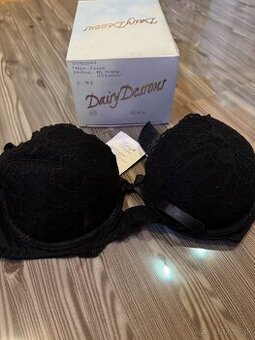 Čierna čipkovaná podprsenka