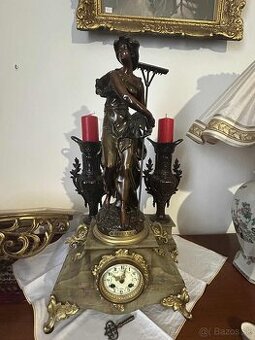 Bronzové krbové hodiny na mram.podstavci