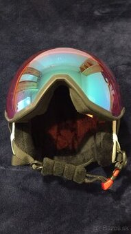 Dievčenská lyžiarska prilba so štítom