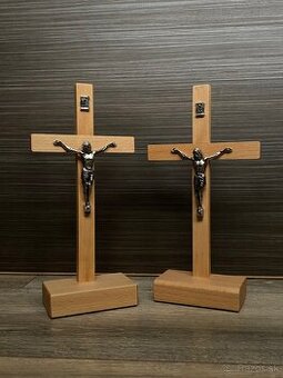 Kovová soška Ježiša na drevenom kríži