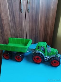 Traktor s vlečkou
