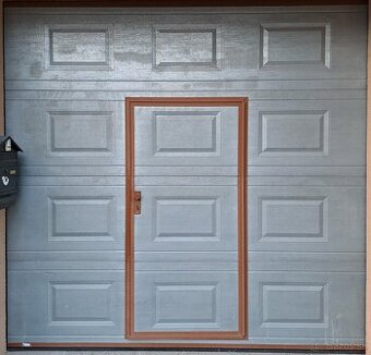 Sekčná garážová brána s dverami pre otvor (š)2540 x (v)2490