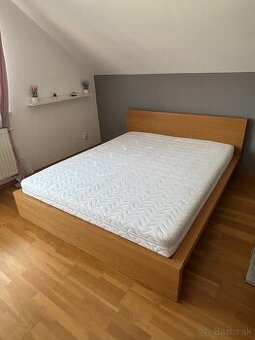 Manželská postel a komoda