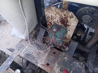 Zadna naprava so.smerovymy brzdami