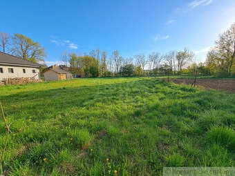 Rovinatý pozemok o rozlohe 1473m2 so súkromnou prístupovou