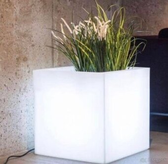 LED svetlo a kvetináč exteriérové