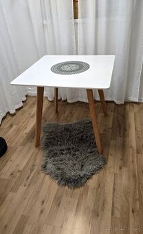 biely jedalensky stol 80×80cm, dubove nohy