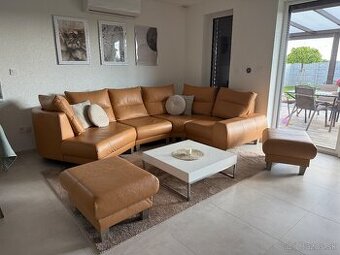 Kožený gauč s taburetkami