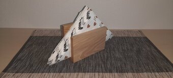 Drevený stojan na servítky, obrúsky