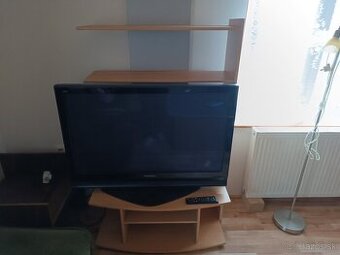 Polička na televízor