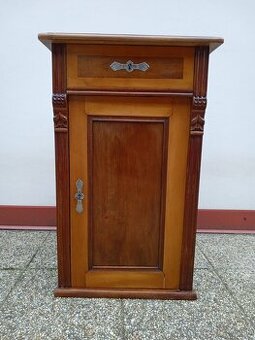 Starožitná komoda/skříňka z masívu