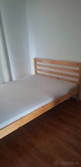 smreková posteľ s matracom 140x200