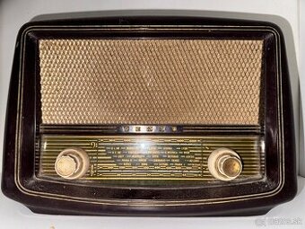 Starožitné bakelitové rádio značky Tesla 420A