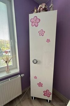 Veľká skriňa s poličkami