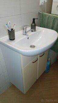 Kupelňová skrinka s umývadlom