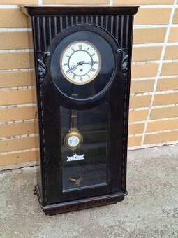 Staré nástenné hodiny