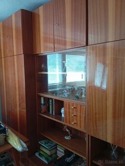 Zachovalá veľká obývacia stena